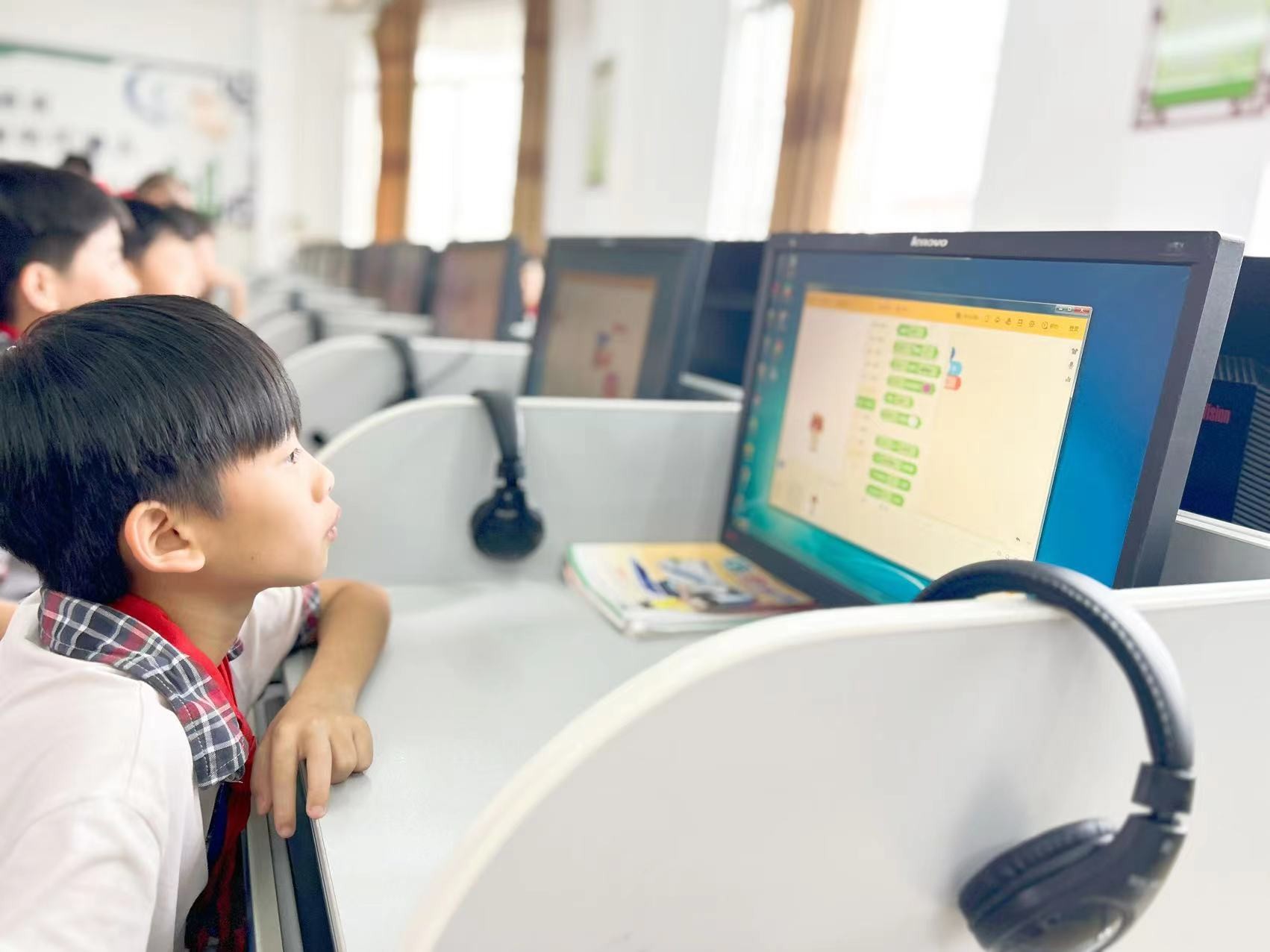 第一百二十九至一百三十期“綠色愛心電腦教室”標準電腦41套（徐福記國際集團）