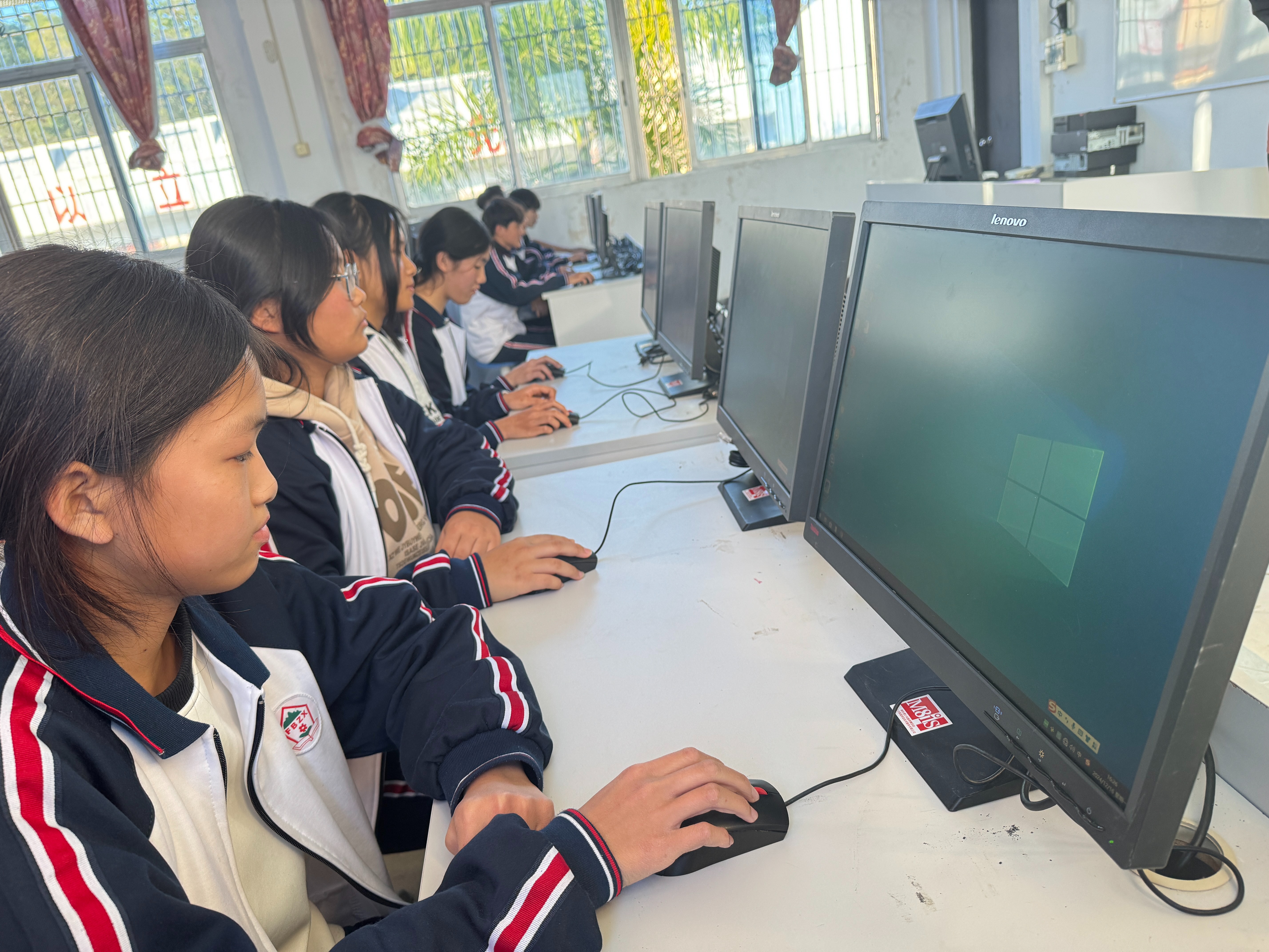 第一百九十二期“綠色愛心電腦教室”標準電腦21套（暨南大學）