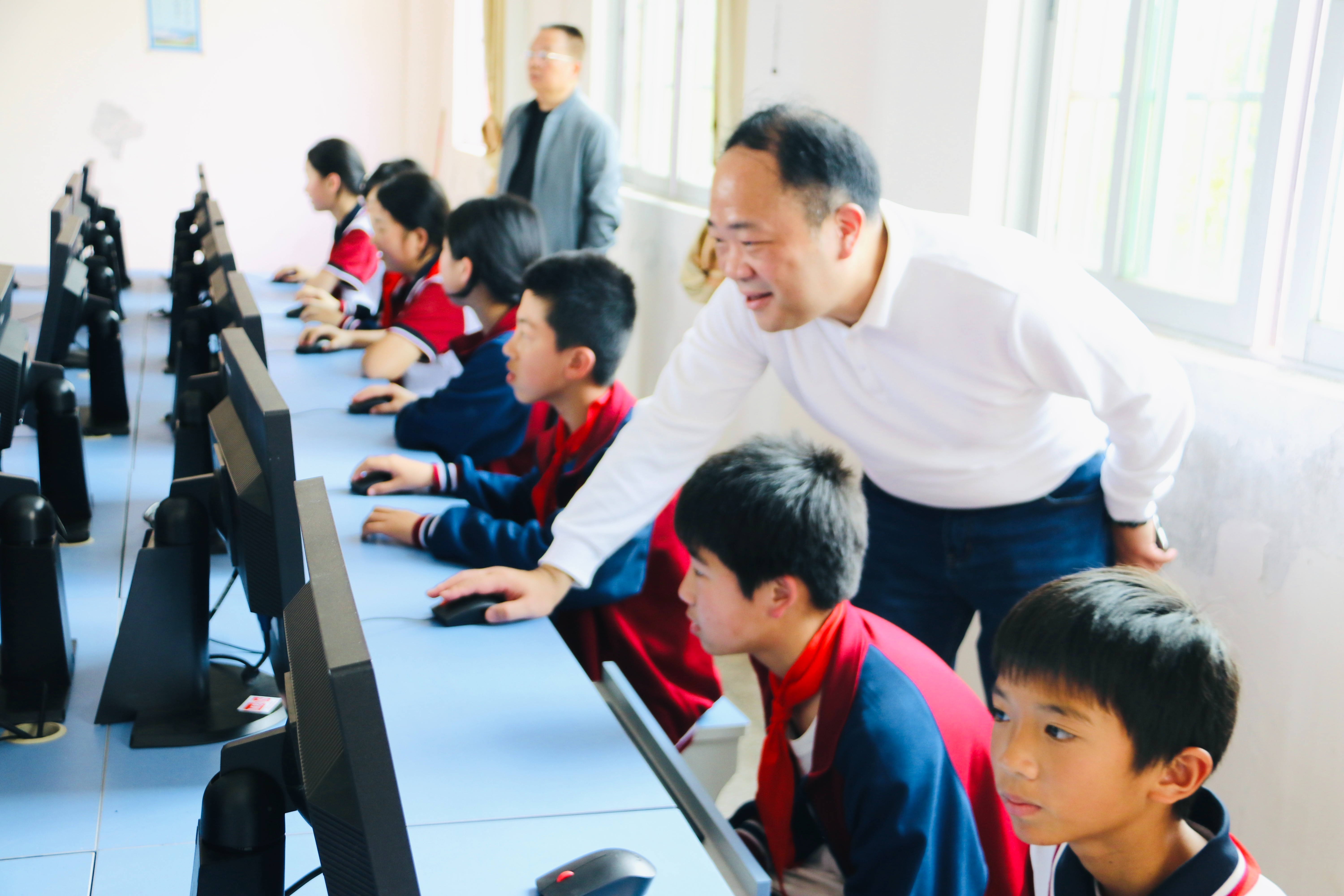 第一百九十五期至一百九十六期“綠色愛心電腦教室”標準電腦41套（深圳晶泰科技有限公司）