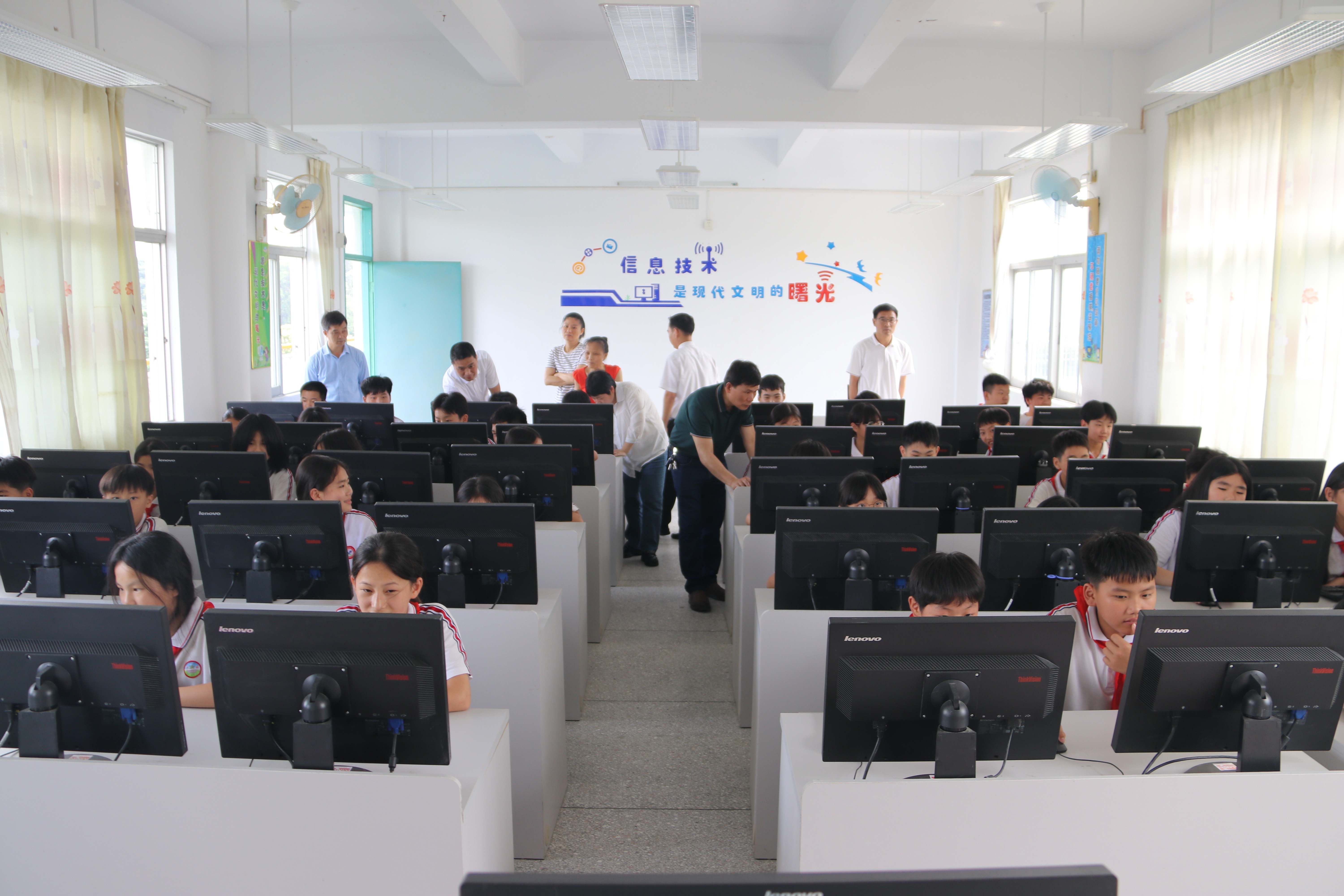 第二百零一至二百零四期“綠色愛心電腦教室”標準電腦82套（廣東順德農村商業(yè)銀行股份有限公司）