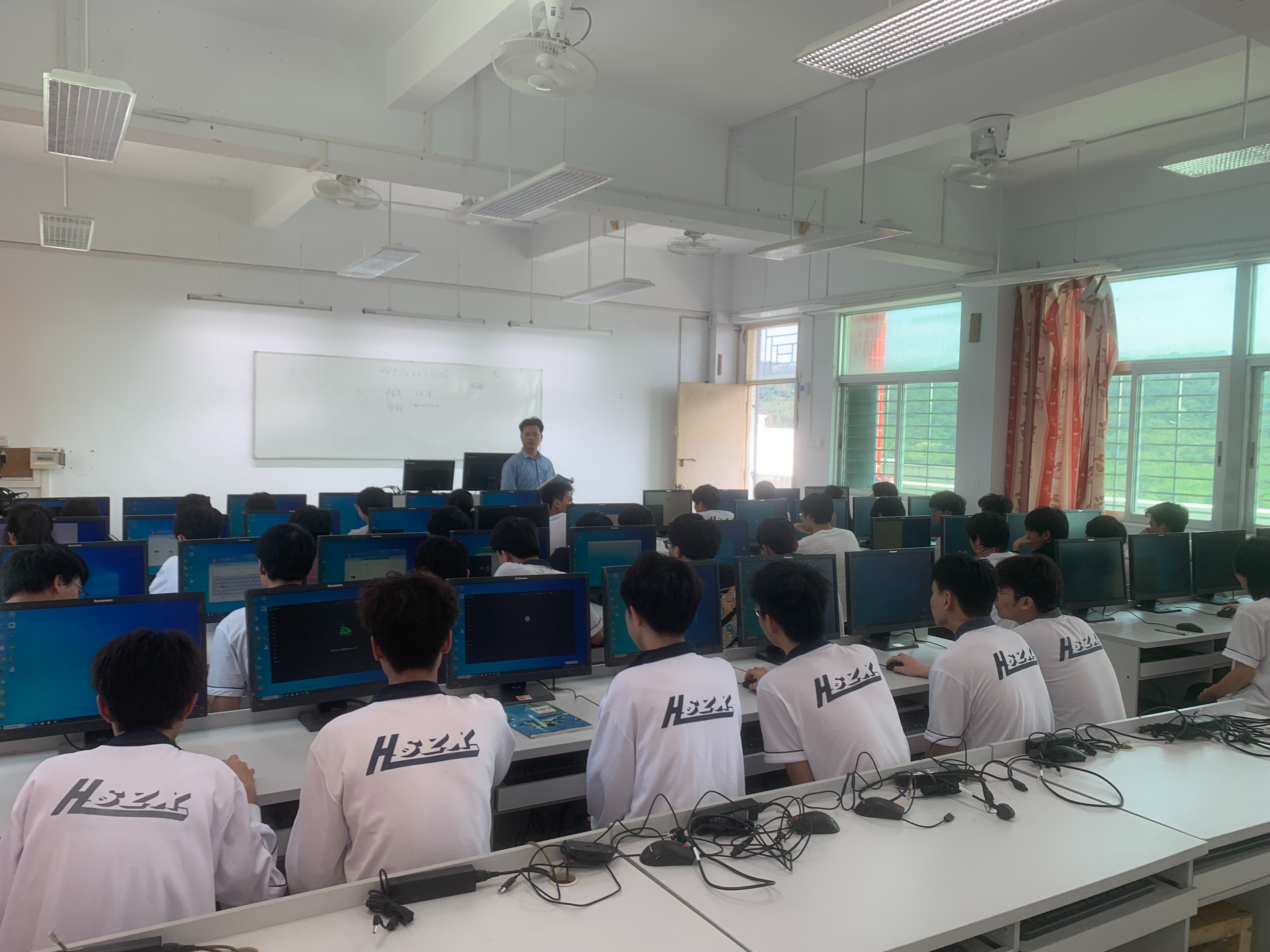 第二百零五至二百零六期“綠色愛心電腦教室”標準電腦41套（ 廣州市歐派公益基金會）