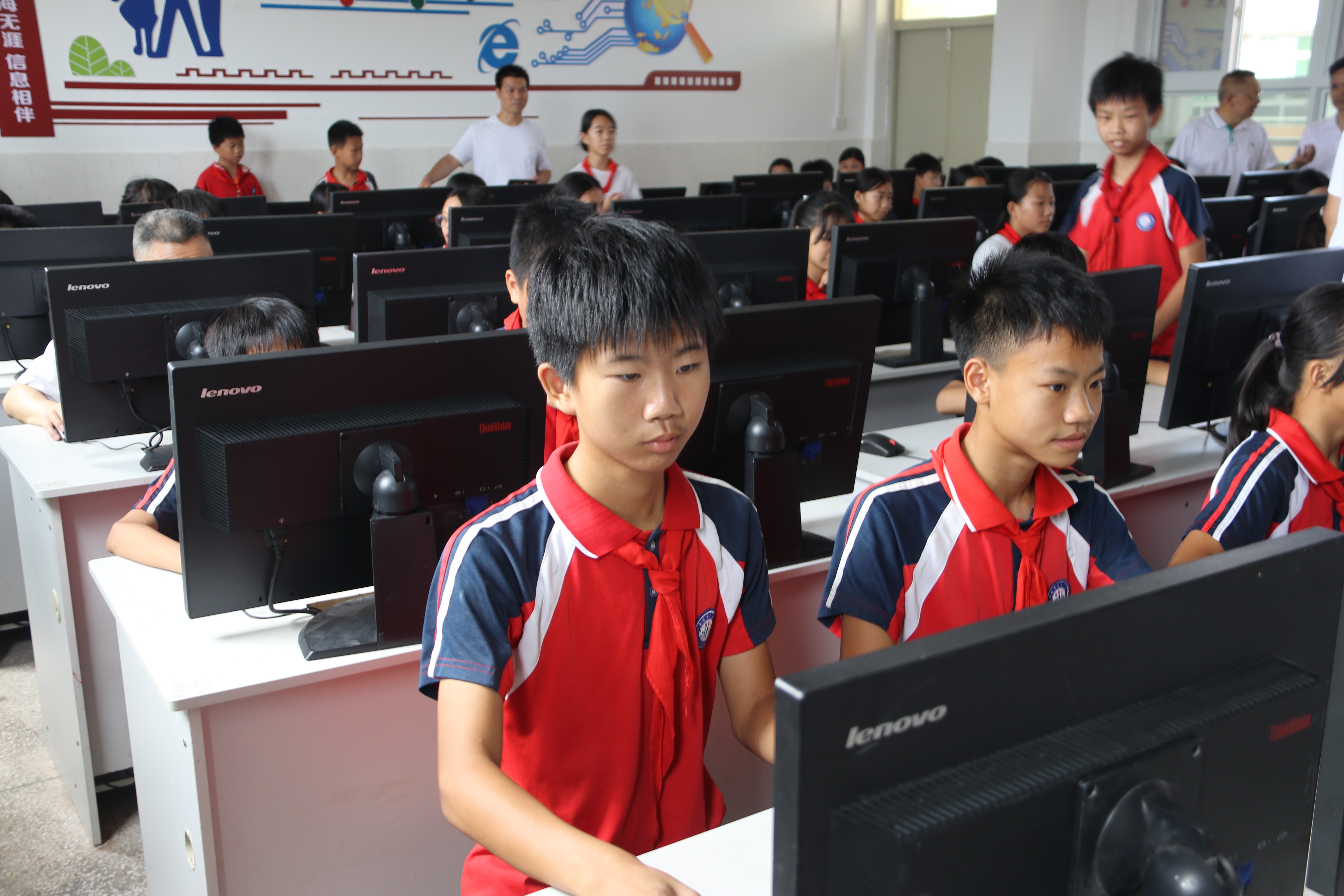 第二百一十二至二百一十三期“綠色愛心電腦教室”標準電腦41套（徐福記國際集團）